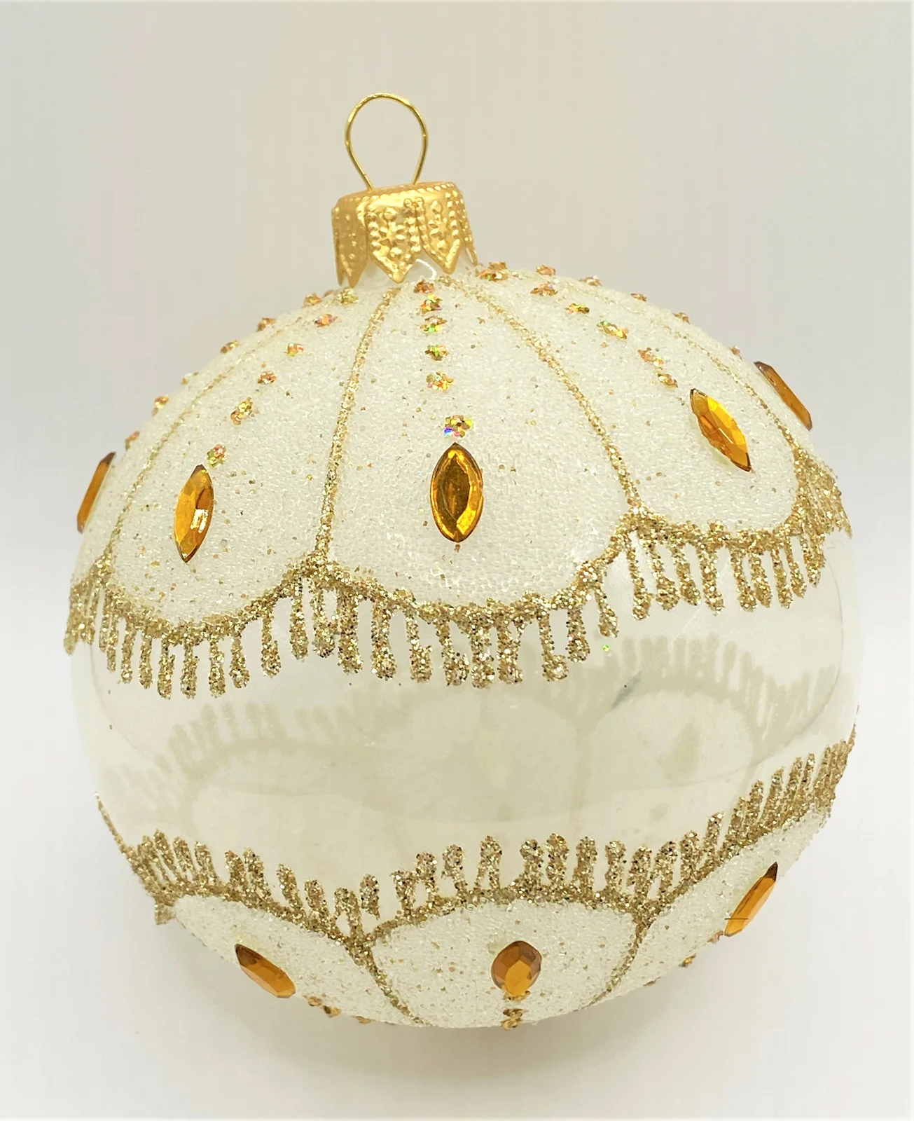 Dagmara Kugel matt transparent mit Goldsteinen