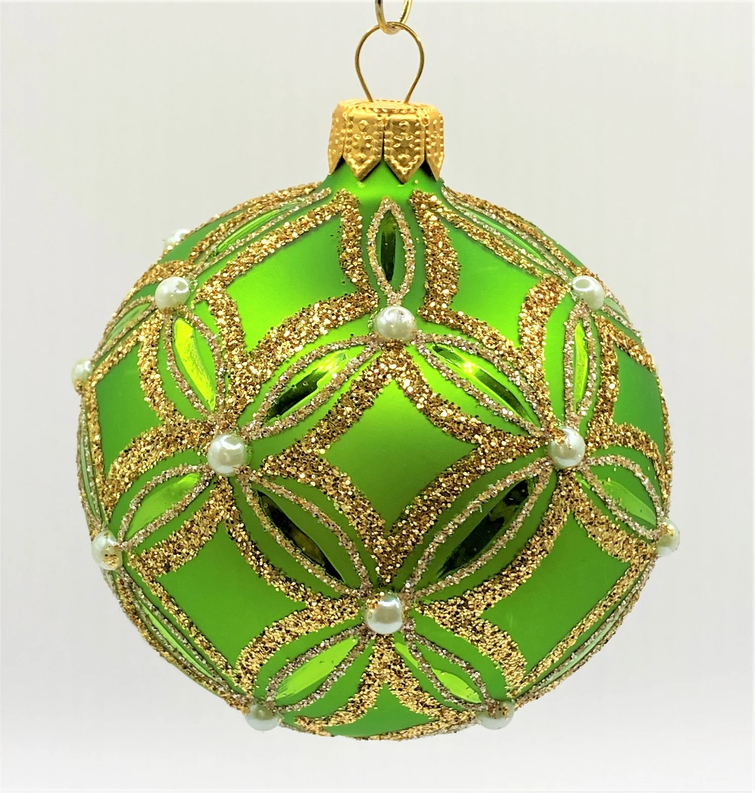 Dagmara Grüne Kugel mit goldenem Glitter-Dekor und Perlen