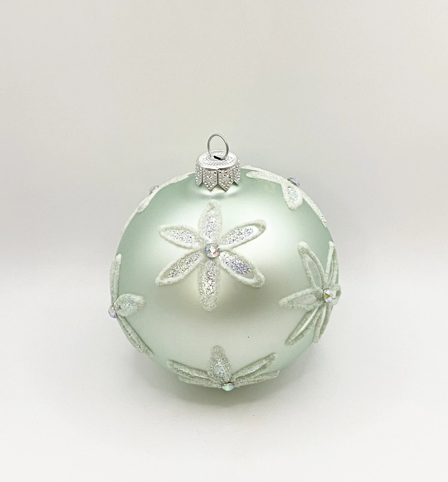 Dagmara Kugel mint grün mit weissen Blüten