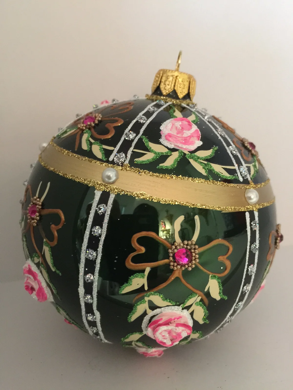 Hanco Kugel dunkelgrün mit rosa Blüten und violetten Strass-Steinen