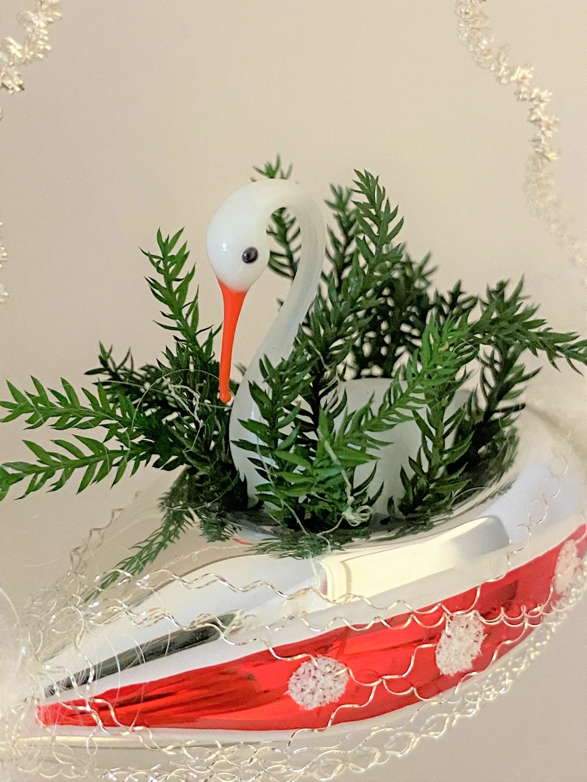 ANVA Schiff mit weissem Schwan
