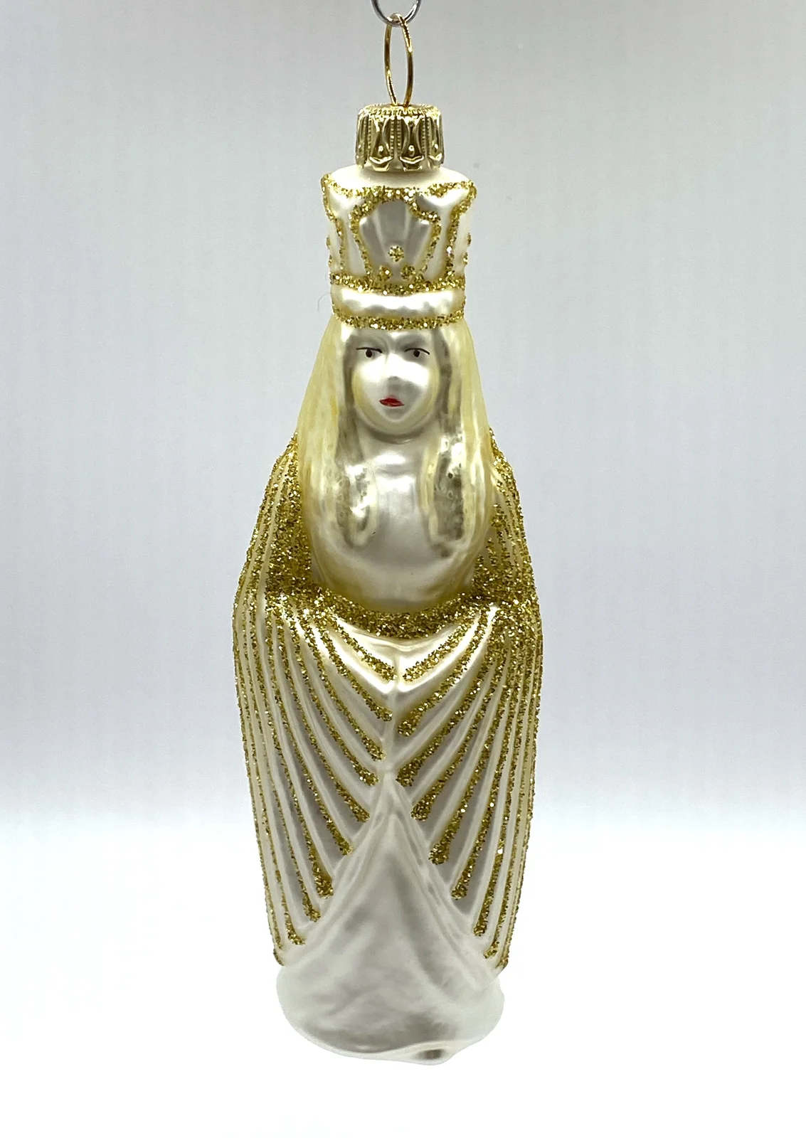 ANVA Königin im goldenen Gewand