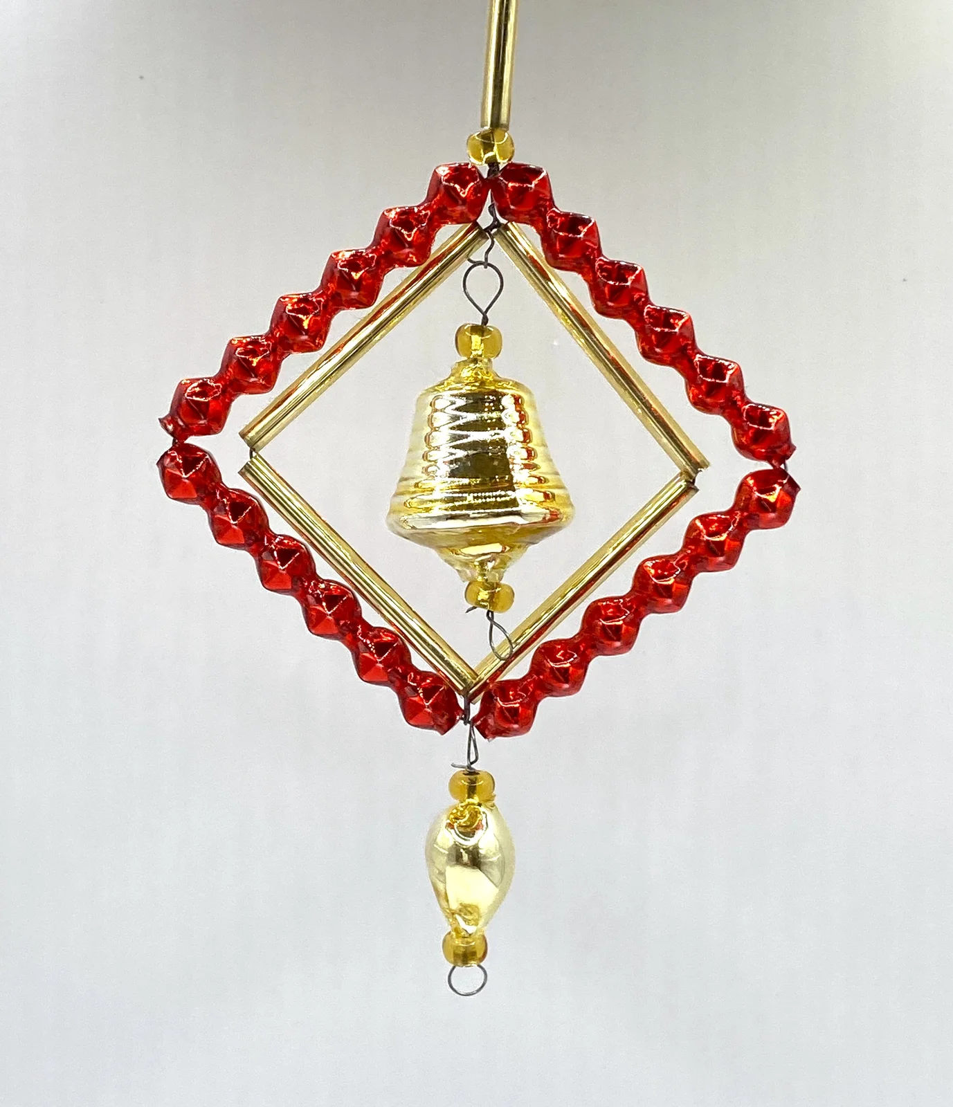 ANVA Rhomus-Motiv mit Gablonzer Perlen in Rot und Gold