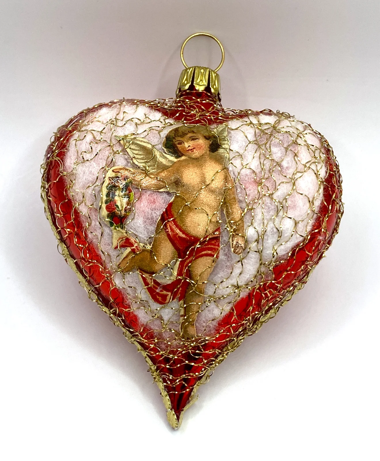 ANVA Rotes Herz mit Oblate " Engel mit Blumenkranz ", mit leonischem Draht umsponnen