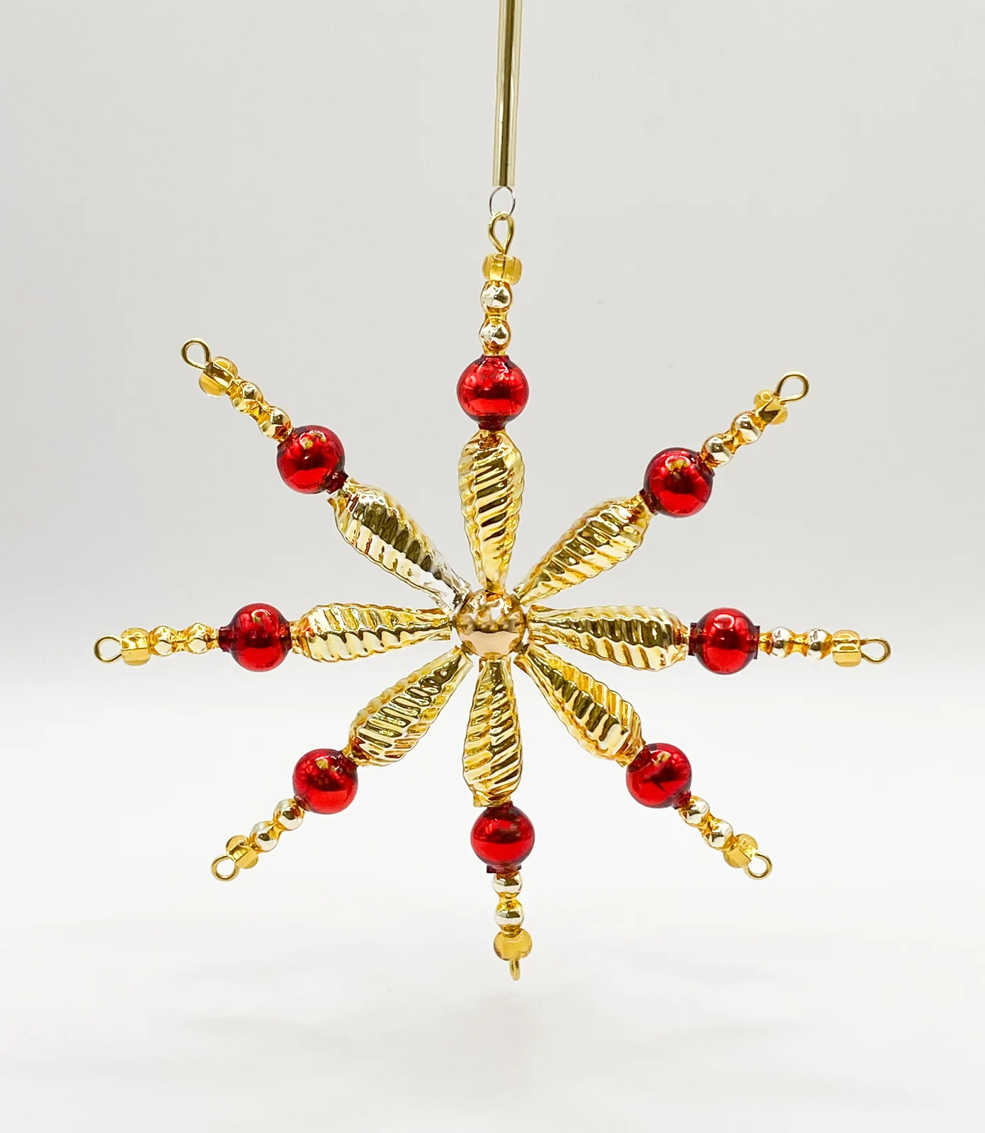 ANVA Goldene Schneeflocke mit roten Gablonzer Perlen