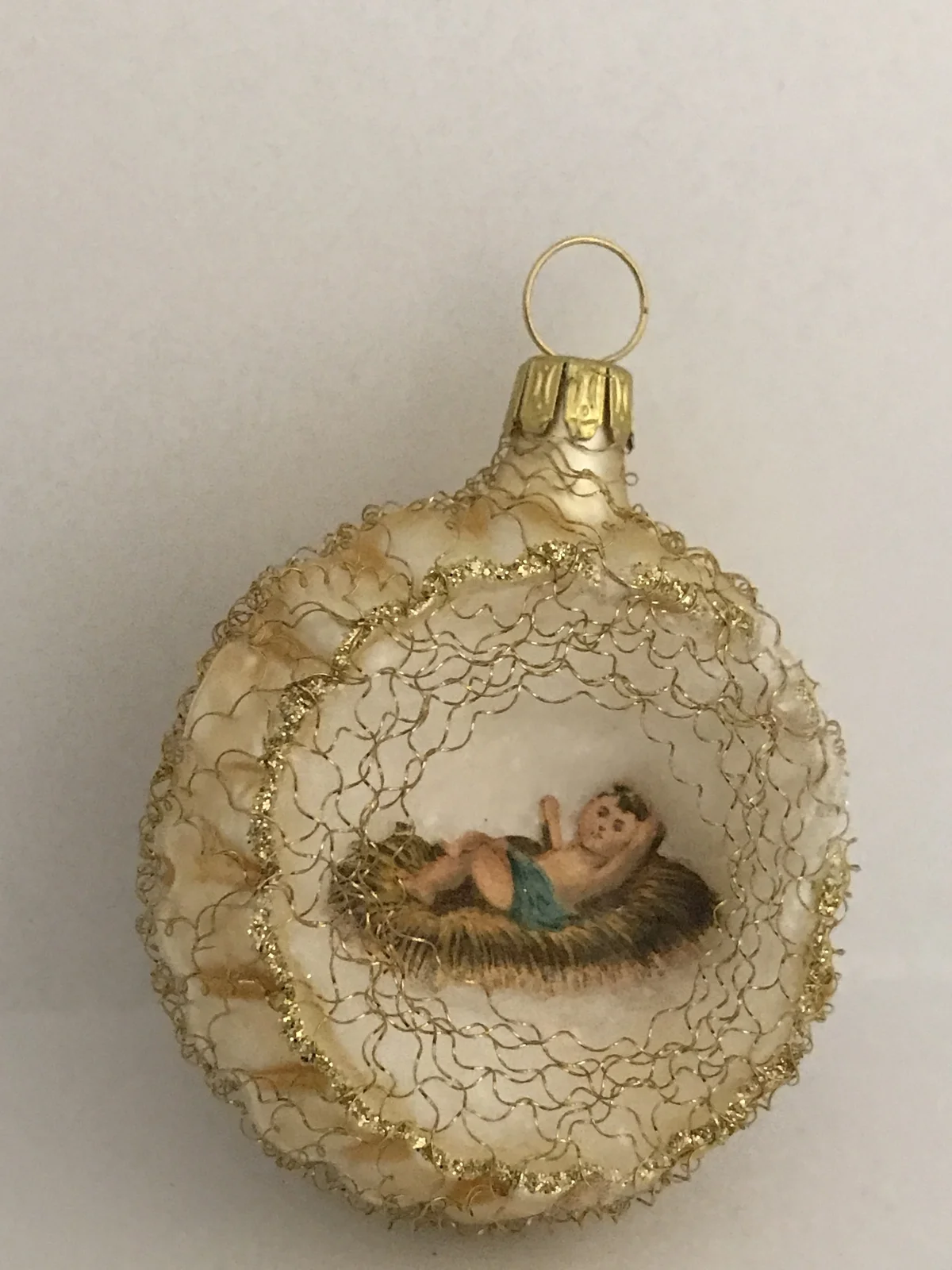 Dummy Champagnerfarbene Blende mit Dresdnerpapier-Jesuskind und goldenem leonischem Drahtgeflecht