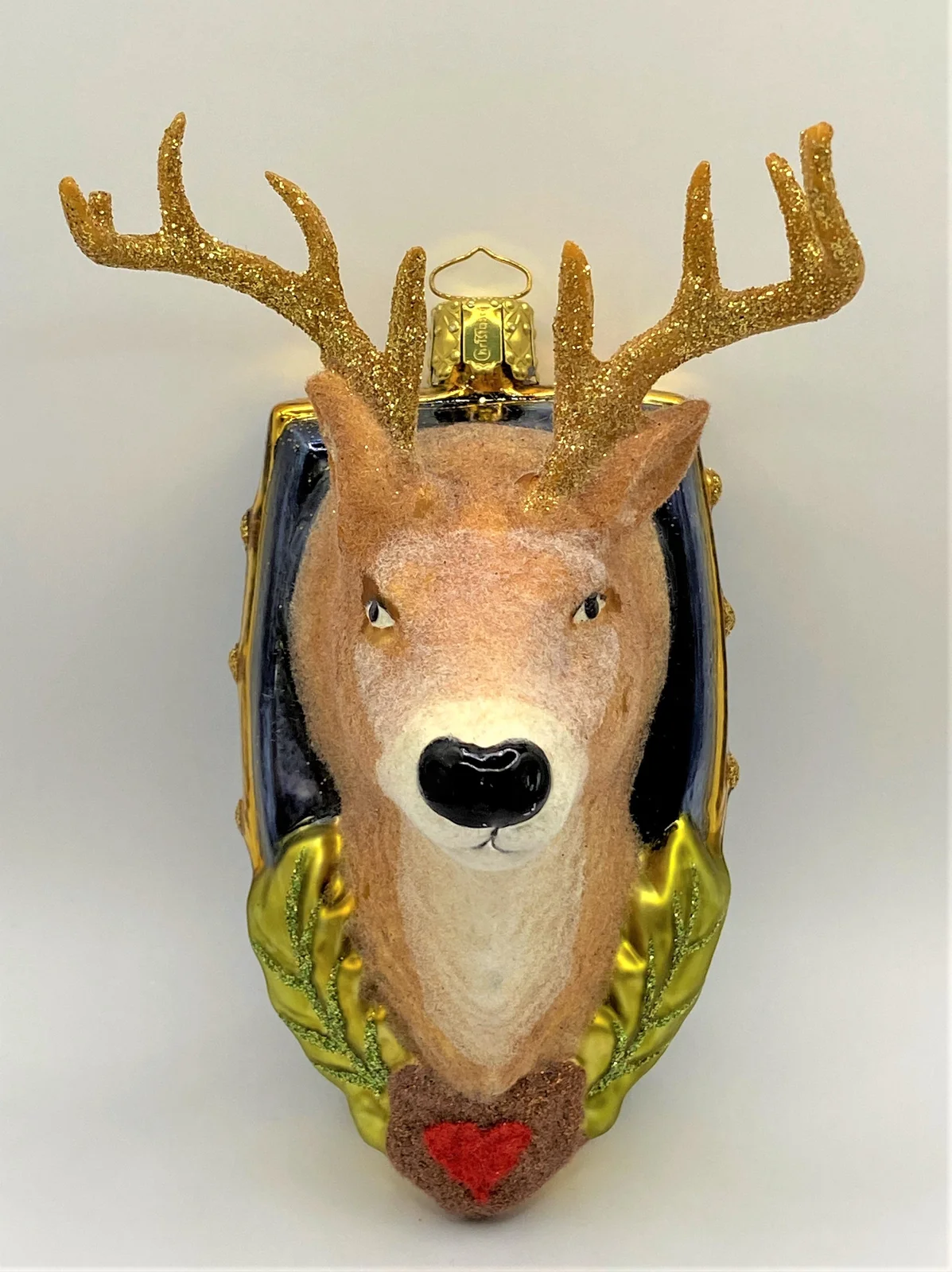 Christborn Hirschkopf auf blauem Trophäenbrett