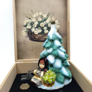 Atlas Mädchen sitzt unter dem verschneiten Baum, in Holzbox, AtlasArt