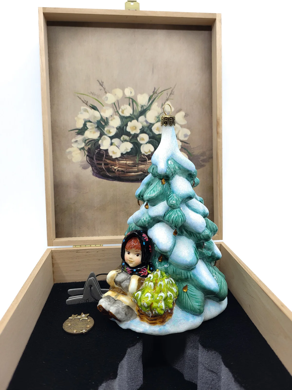 Atlas Mädchen sitzt unter dem verschneiten Baum, in Holzbox, AtlasArt