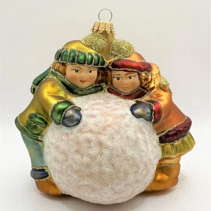 Krebs Zwei Kinder rollen einen grossen Schneeball