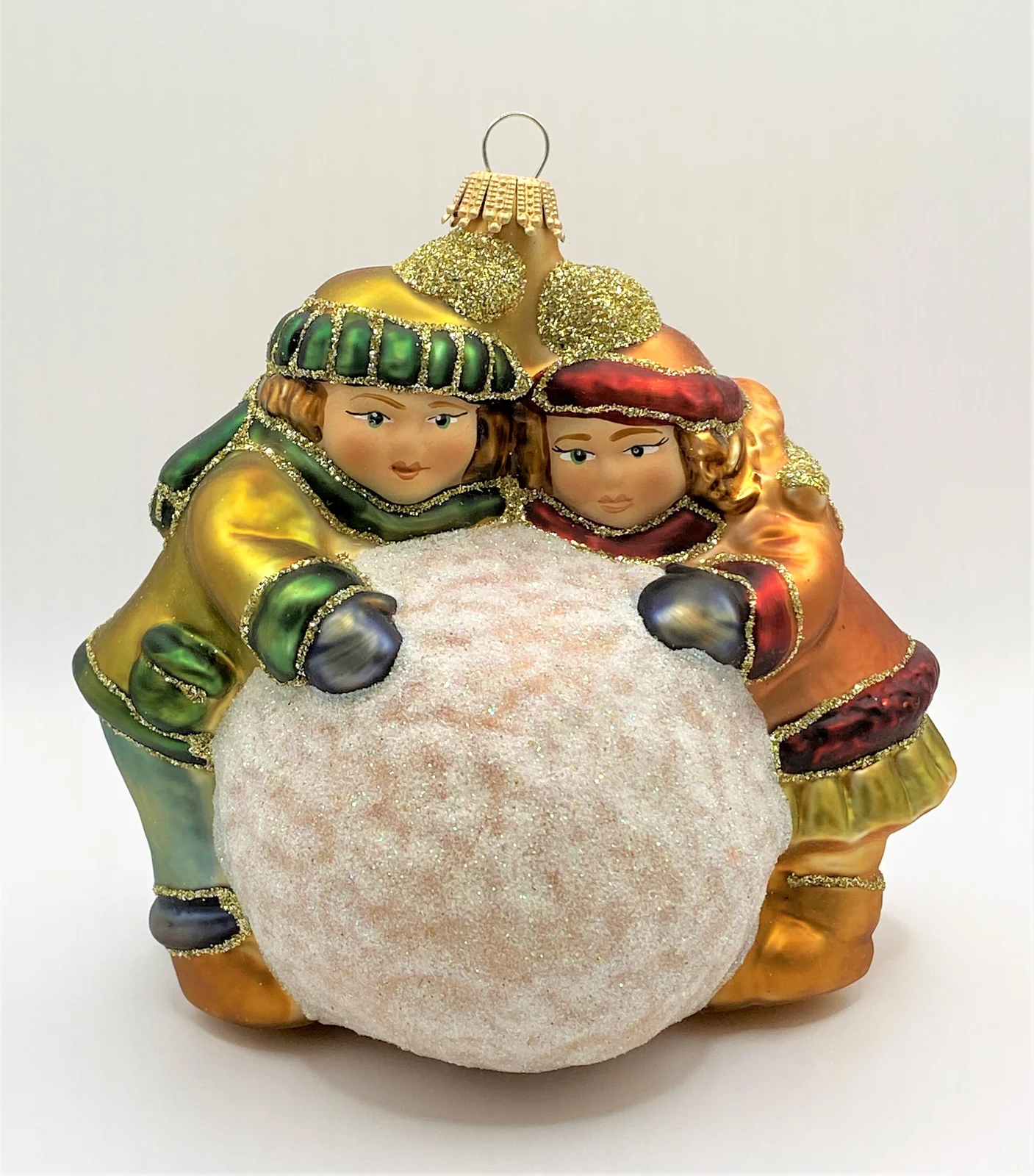 Krebs Zwei Kinder rollen einen grossen Schneeball