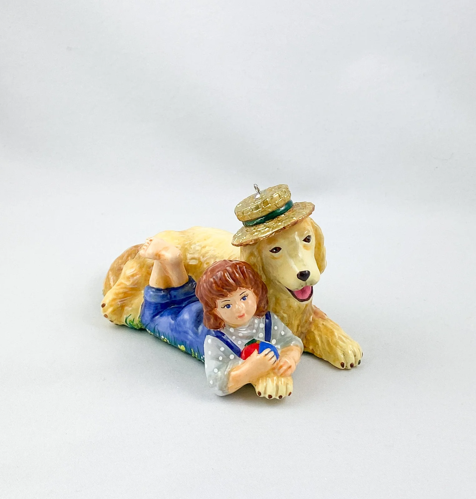 AtlasArt Das Mädchen spielt mit dem Golden Retriever auf der Sommer-Wiese AtlasArt