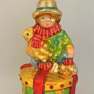 Sonstige Junge mit Teddybär auf Geschenkpäckli