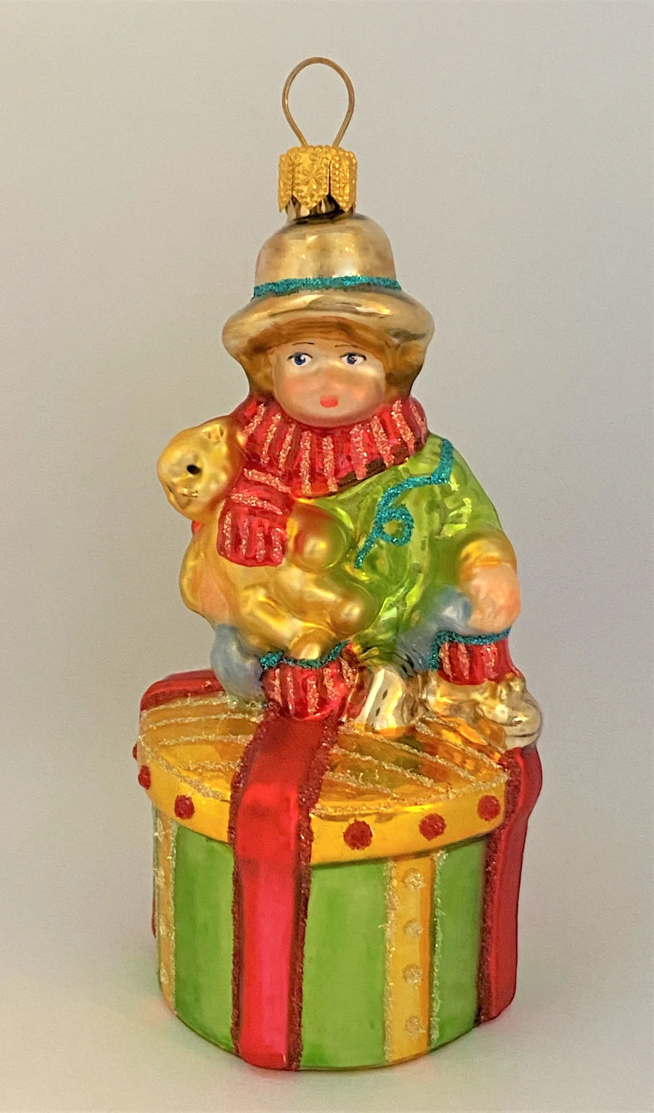 Sonstige Junge mit Teddybär auf Geschenkpäckli