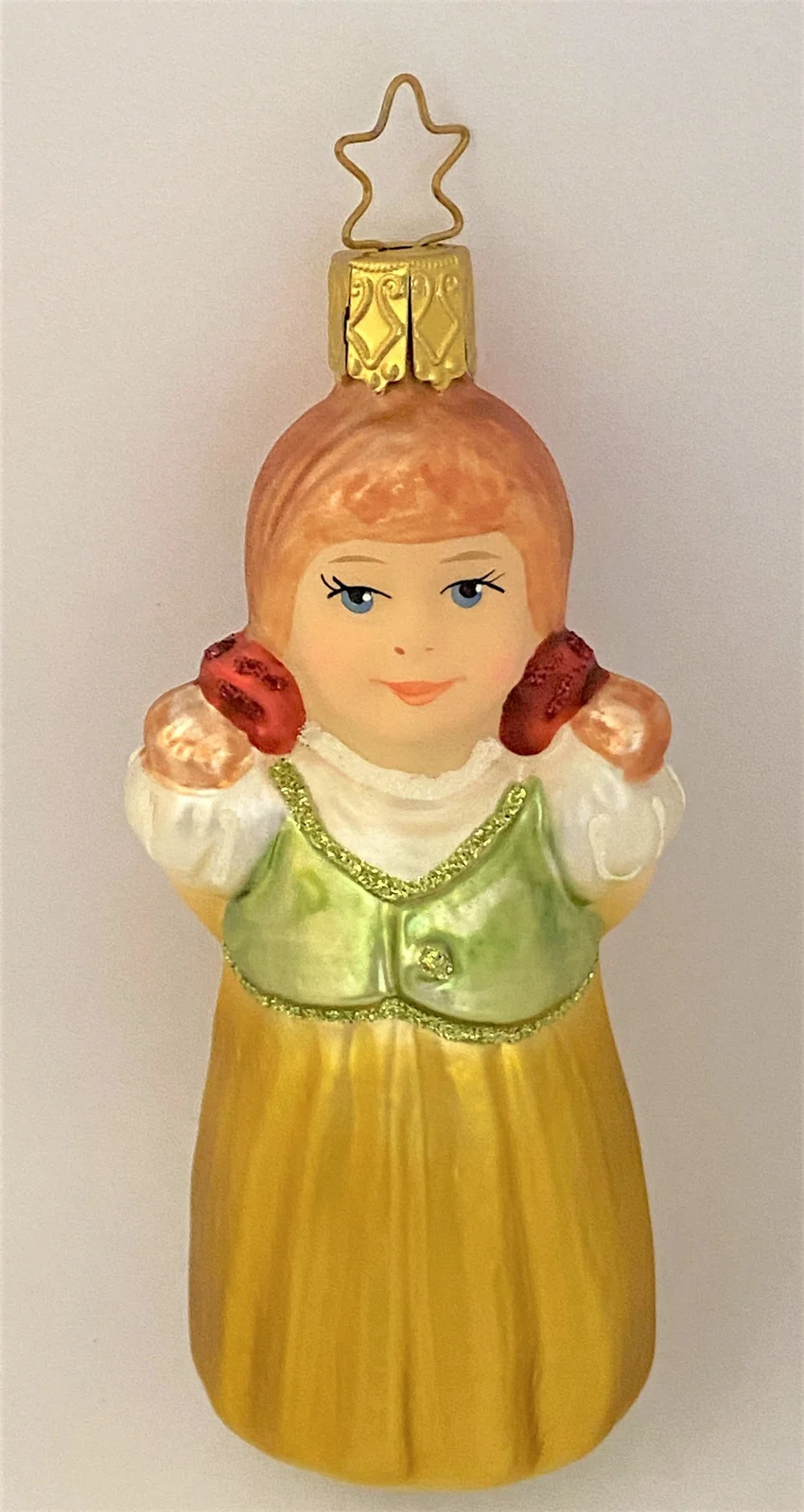 Inge-Glas Kleines Mädchen versteckt das Geschenk hinter dem Rücken