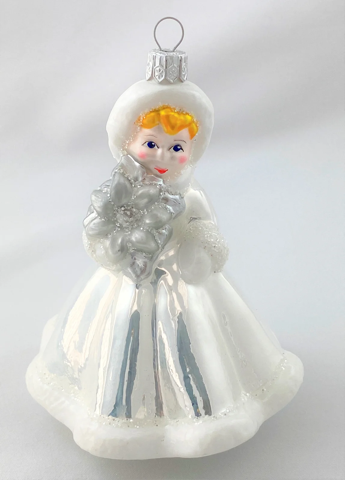 Sonstige Mädchen im silbergrauen Winterkleid