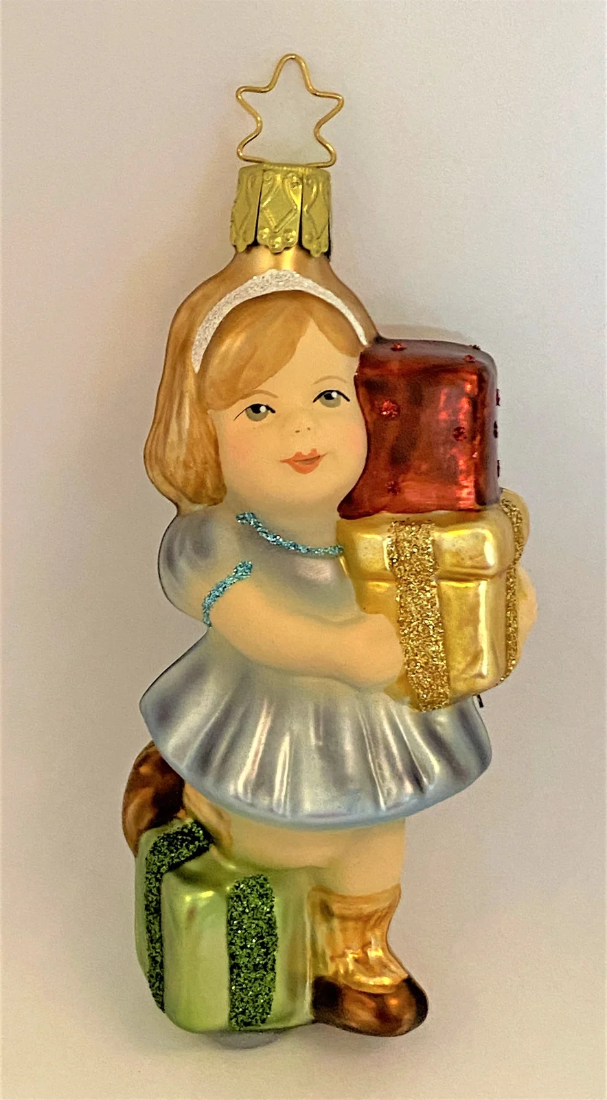 Inge-Glas Kleines Mädchen mit vielen Geschenken