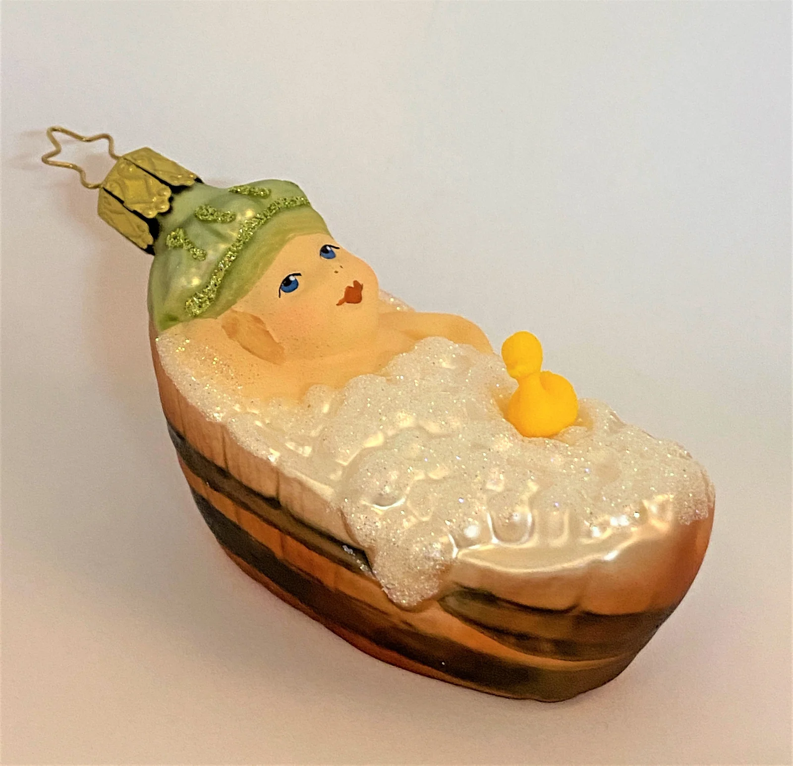 Inge-Glas Kind badet mit der Quietsch-Ente im Badezuber