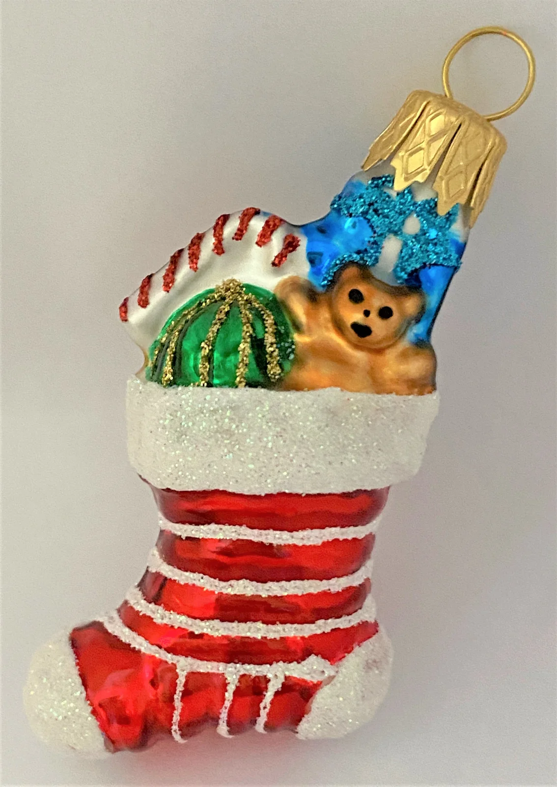 Glaspol Weihnachts-Socke mit Geschenken gefüllt