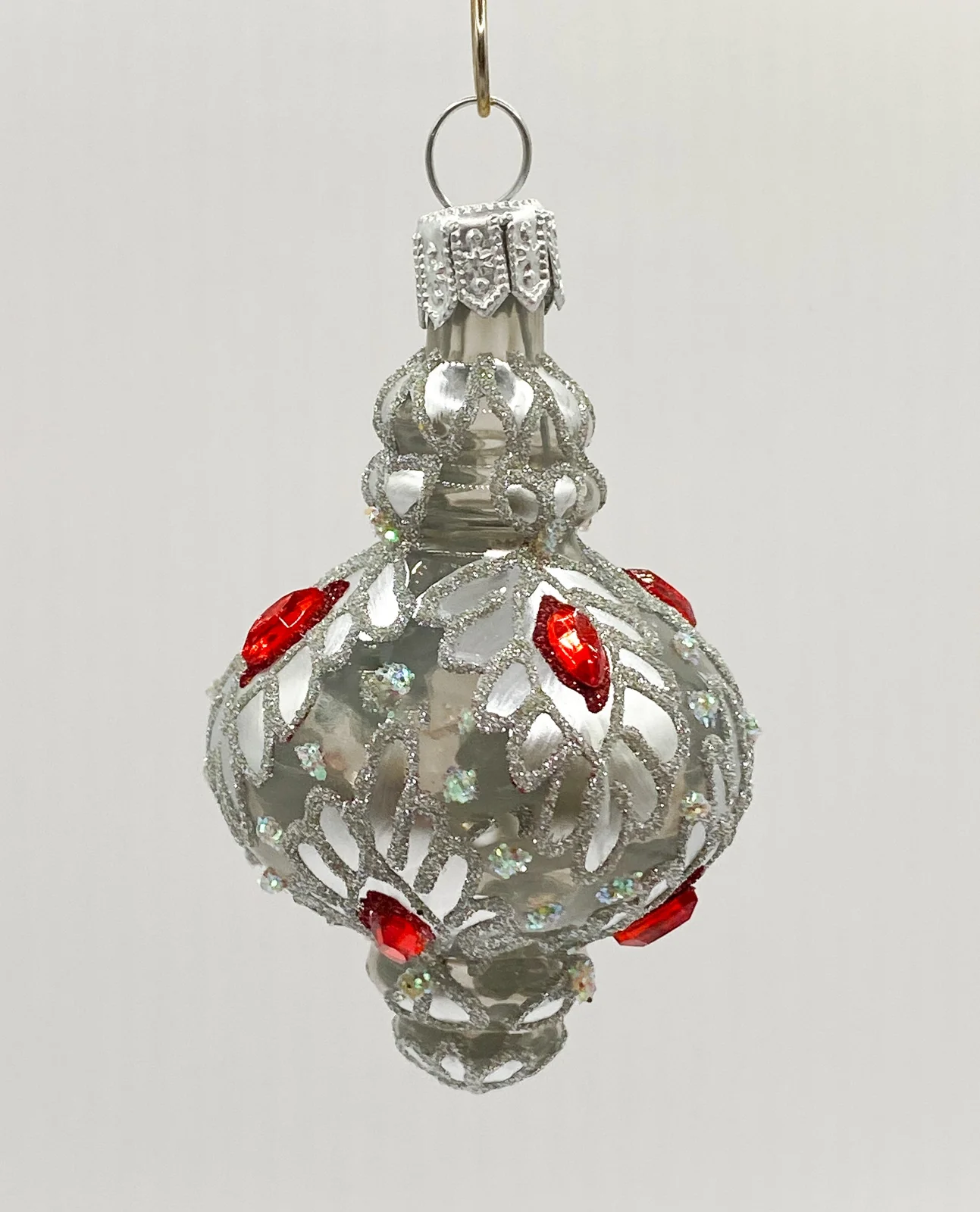 Szklo Silbernes transparentes, orientalisches Ornament mit roten Schmucksteinen