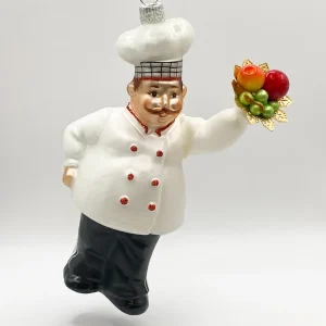 Hanco Koch bereitet die Früchteplatte vor