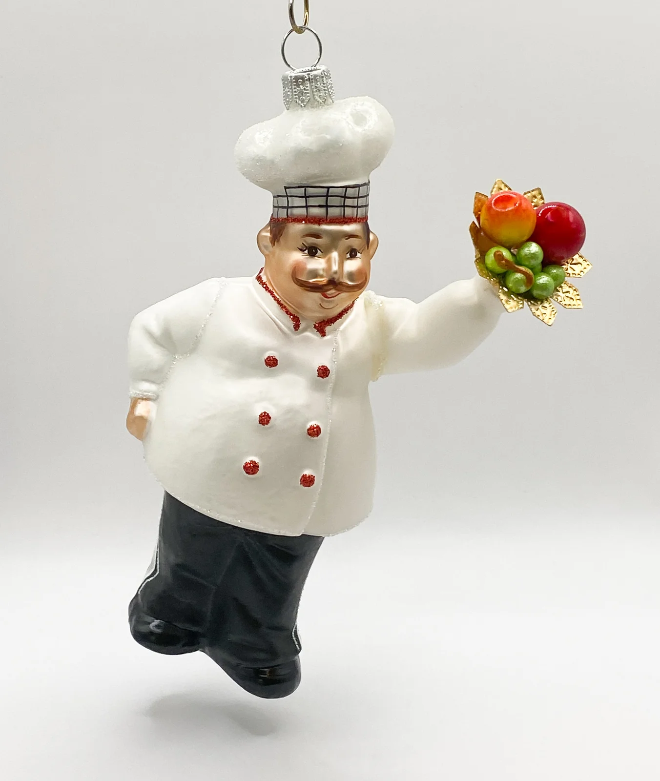 Hanco Koch bereitet die Früchteplatte vor