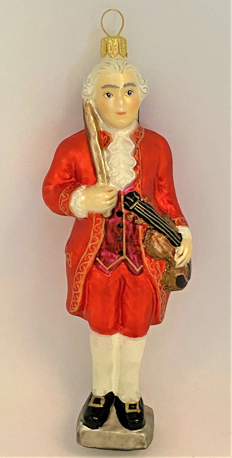 Hanco Mozart, stehend mit Geige