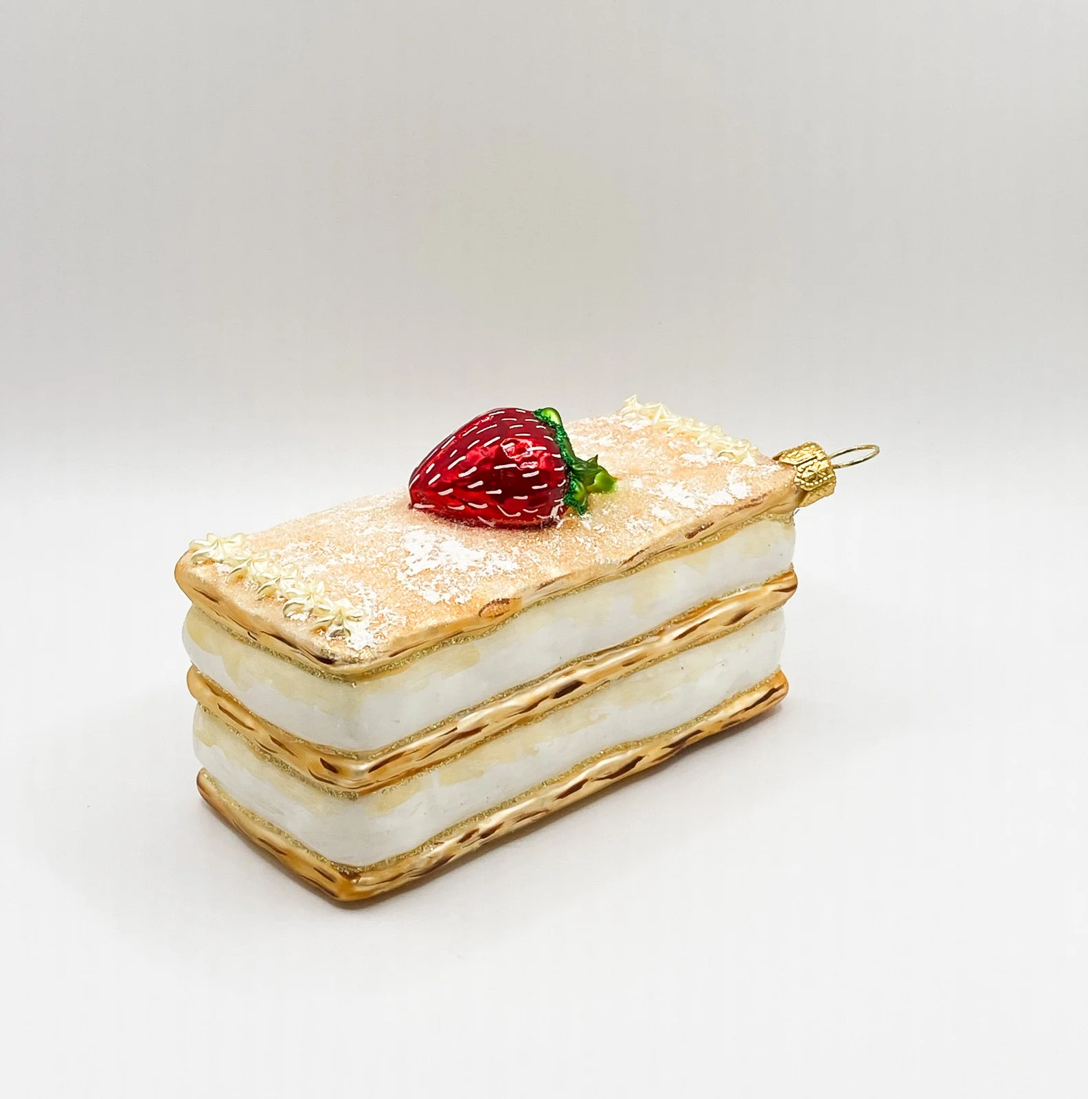 Hanco Cremeschnitte mit Erdbeer-Dekoration