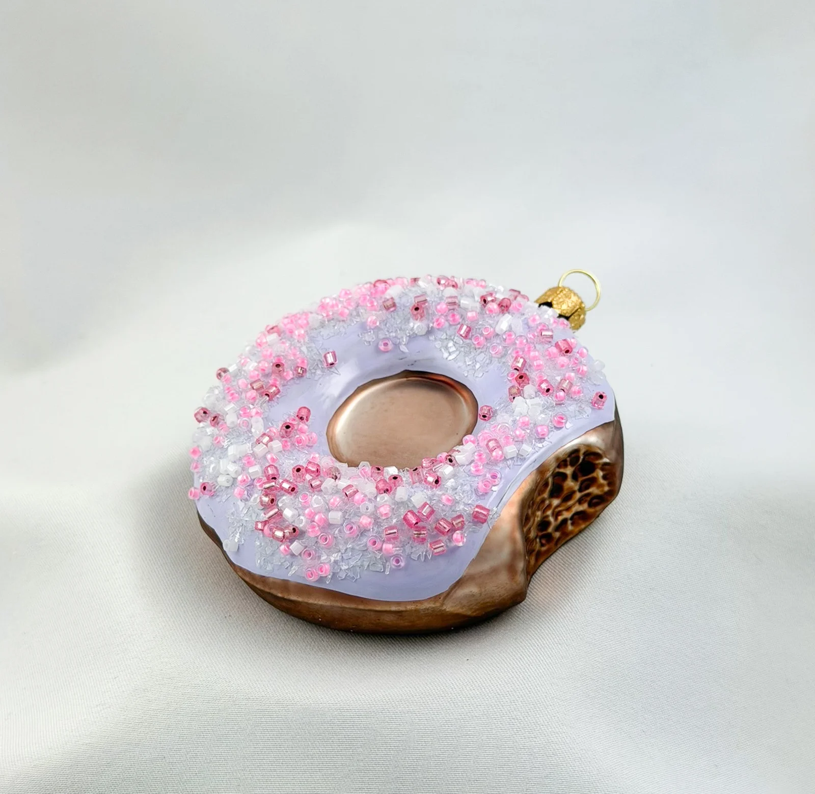 GMC Donut mit lila Zuckerguss und pinken Streusseln