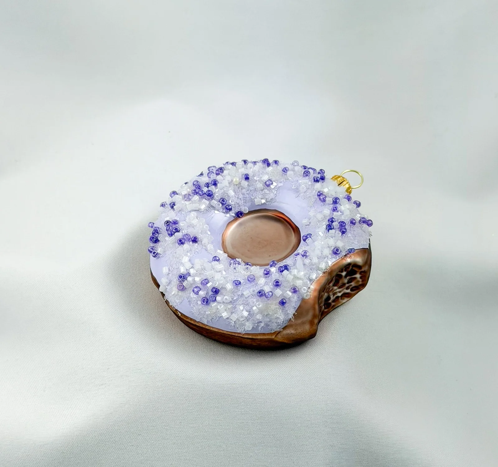 GMC Donut mit lila Zuckerguss und lila Streusseln