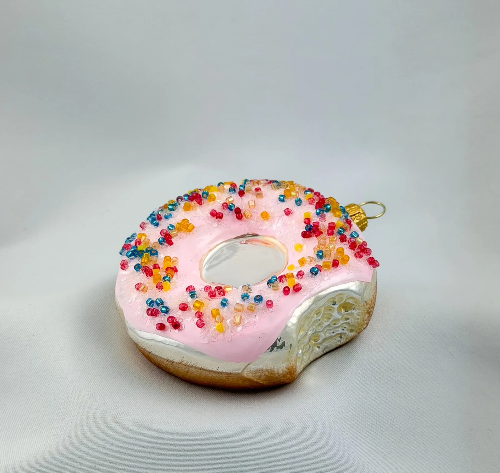 GMC Donut mit rosa Zuckerguss und bunten Streusseln