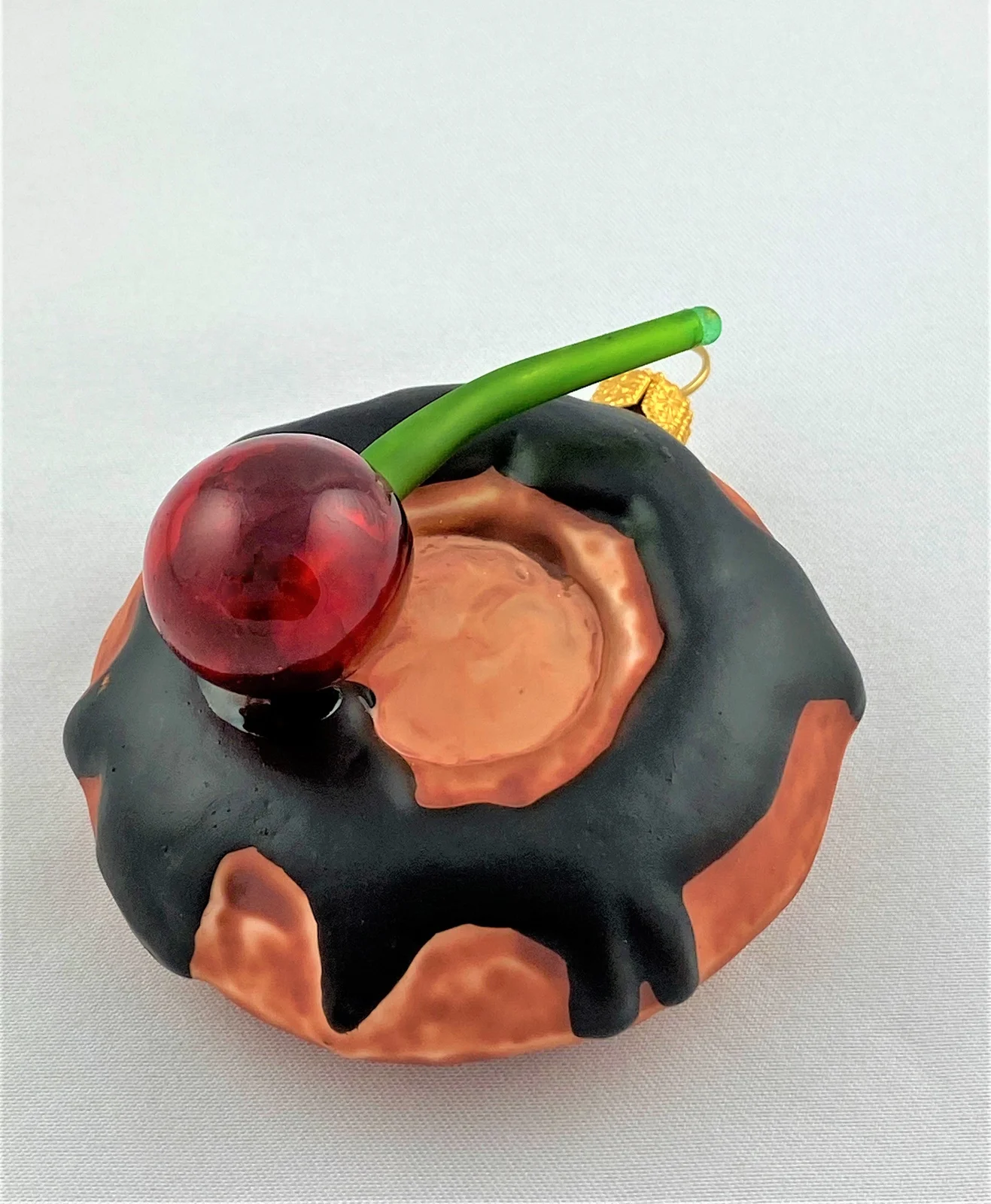 GMC Schokoladen-Donut mit Kirsche