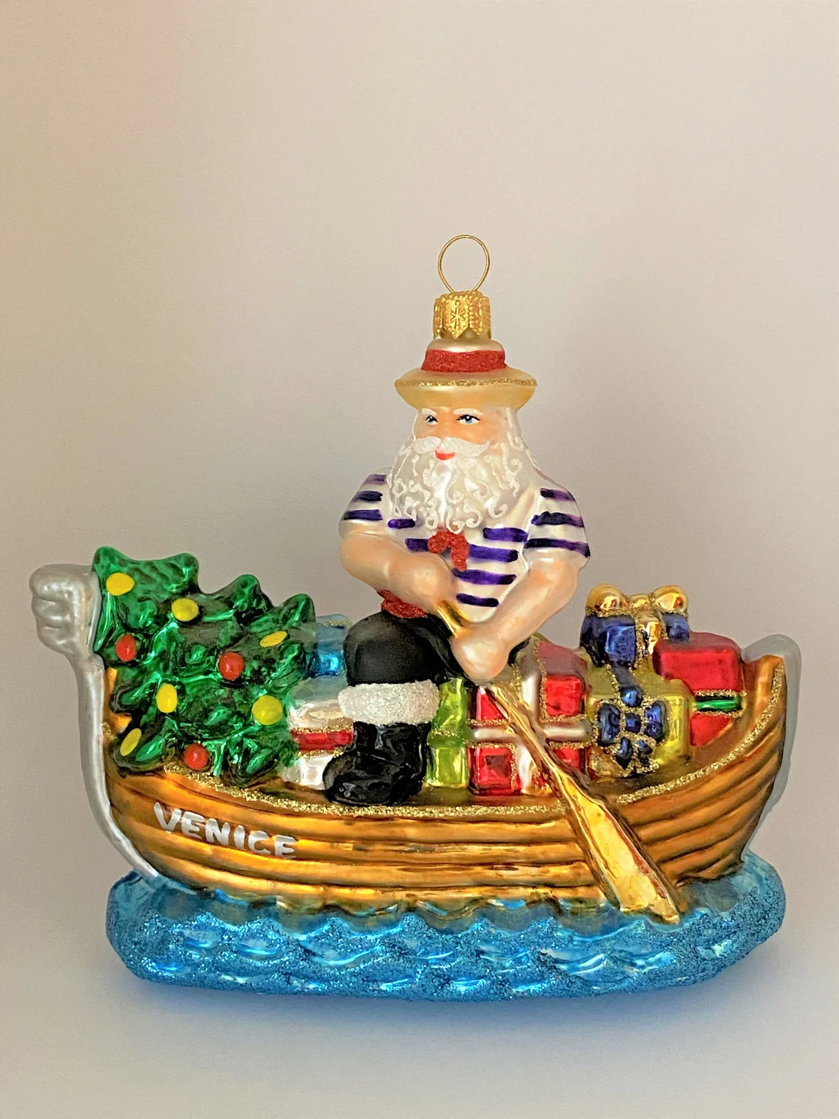 Impuls Der Weihnachtsmann in Venedig bringt die Geschenke mit der venezianischen Gondel