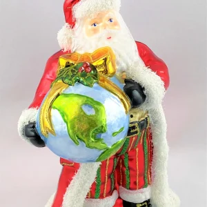 Glassware Weihnachtsmann hat den Globus als Geschenk verpackt