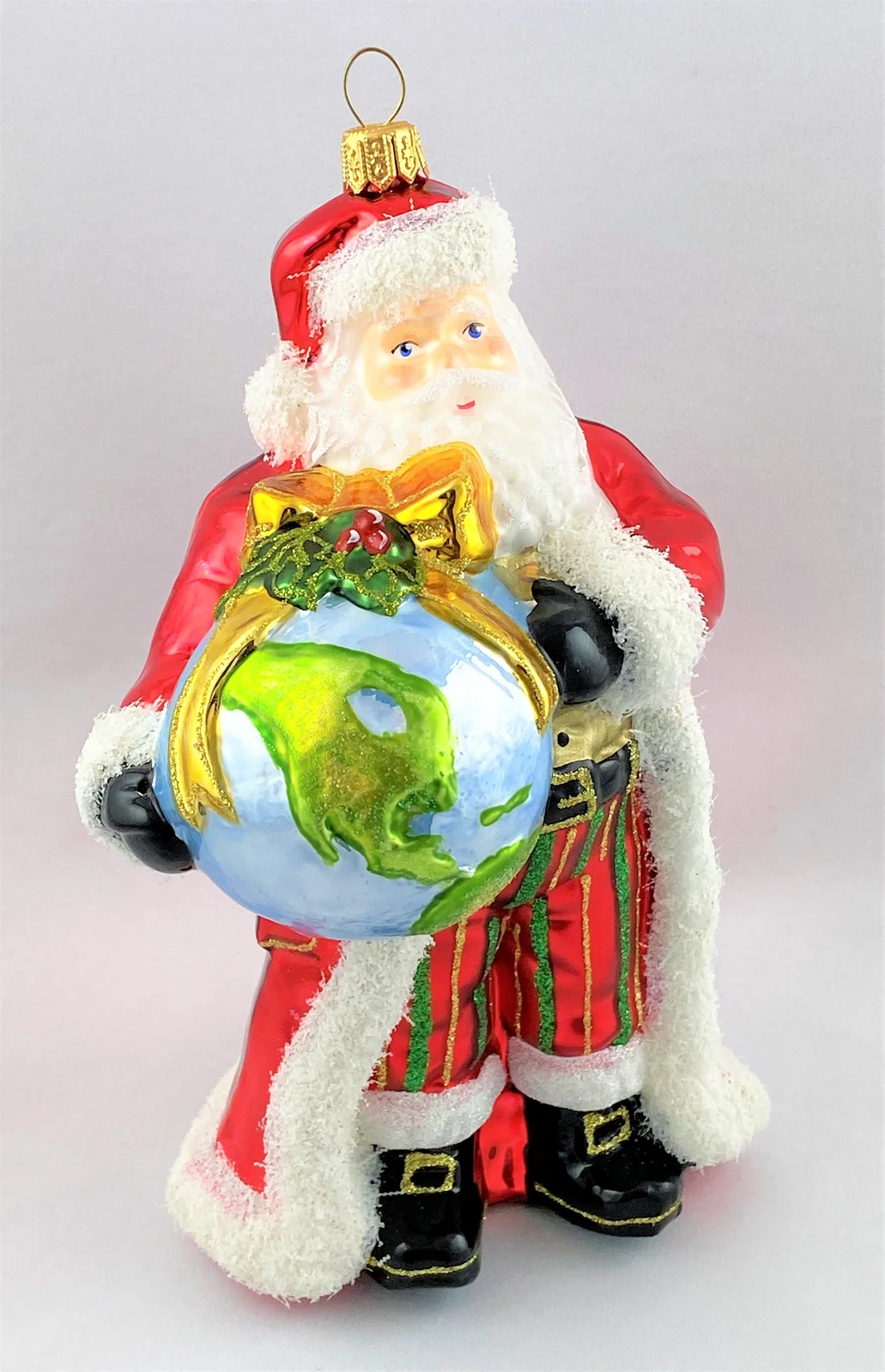 Glassware Weihnachtsmann hat den Globus als Geschenk verpackt