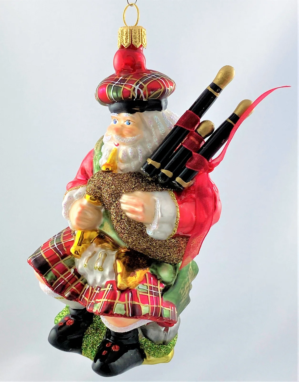 Glassware Weihnachtsmann im Schotten-Rock spielt den Dudelsack