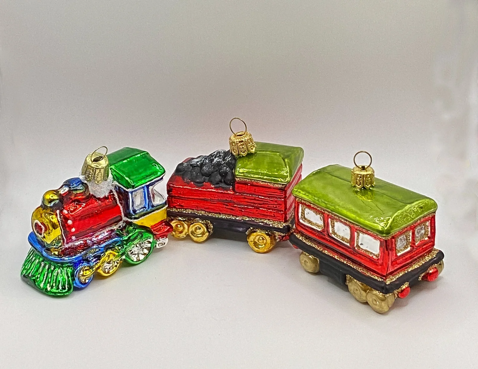 Oberfränkische Kleine bunte Lokomotive mit Kohlewagen und Wagon