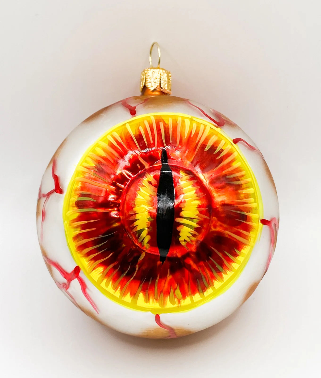 Wiktoria Anatomisches Auge mit roter Iris und schmaler Pupille