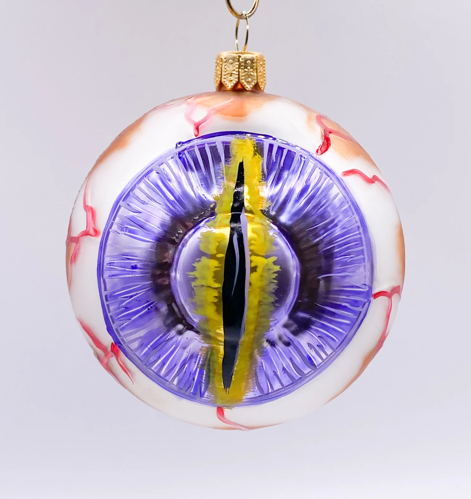 Wiktoria Anatomisches Auge mit violetter Iris und schmaler Pupille