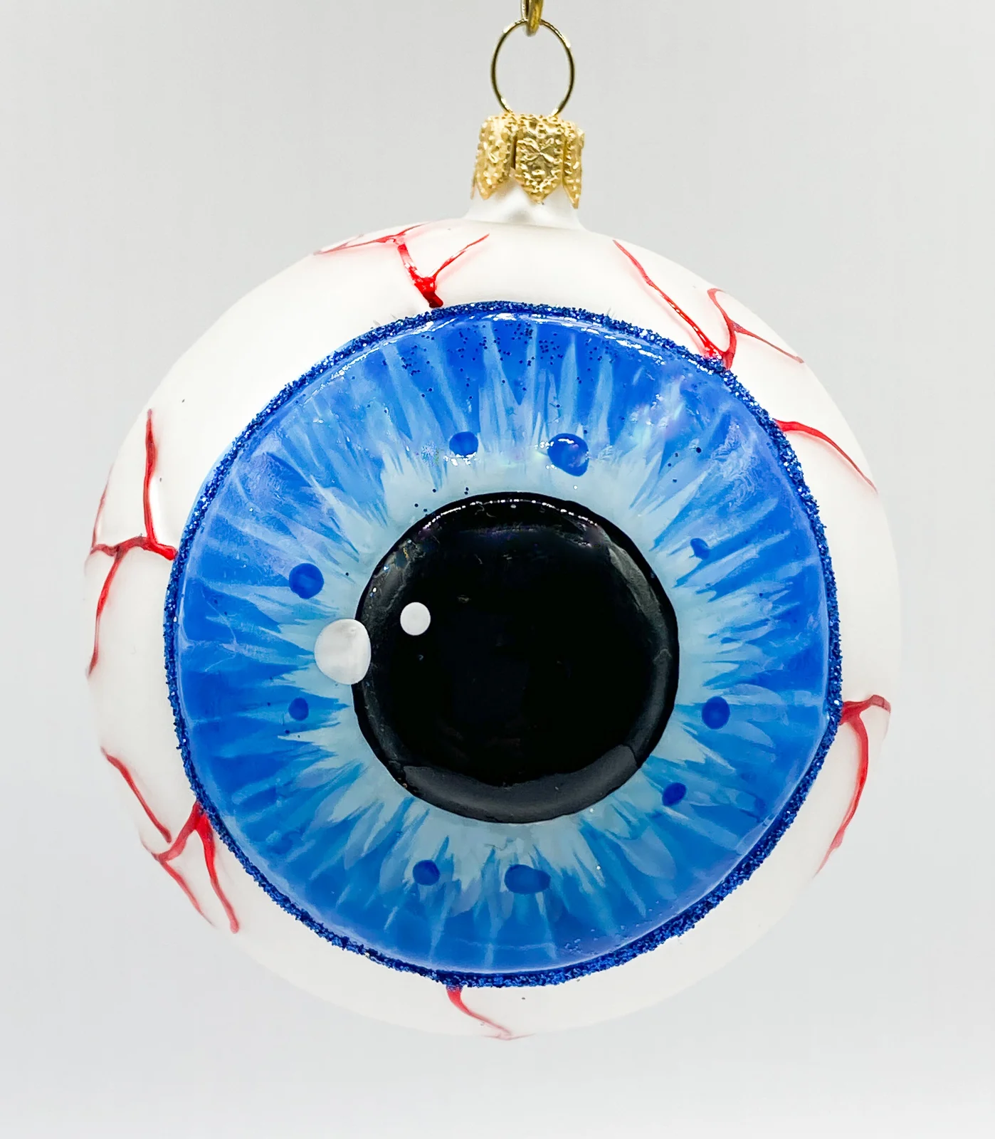 Wiktoria Anatomisches Auge mit blauer Iris und runder Pupille