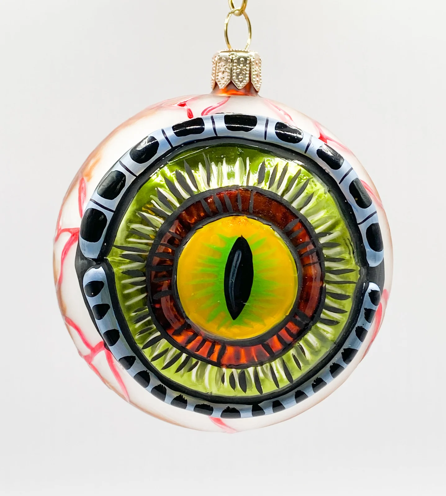 Wiktoria Anatomisches Auge mit gelber Iris und schmaler Pupille
