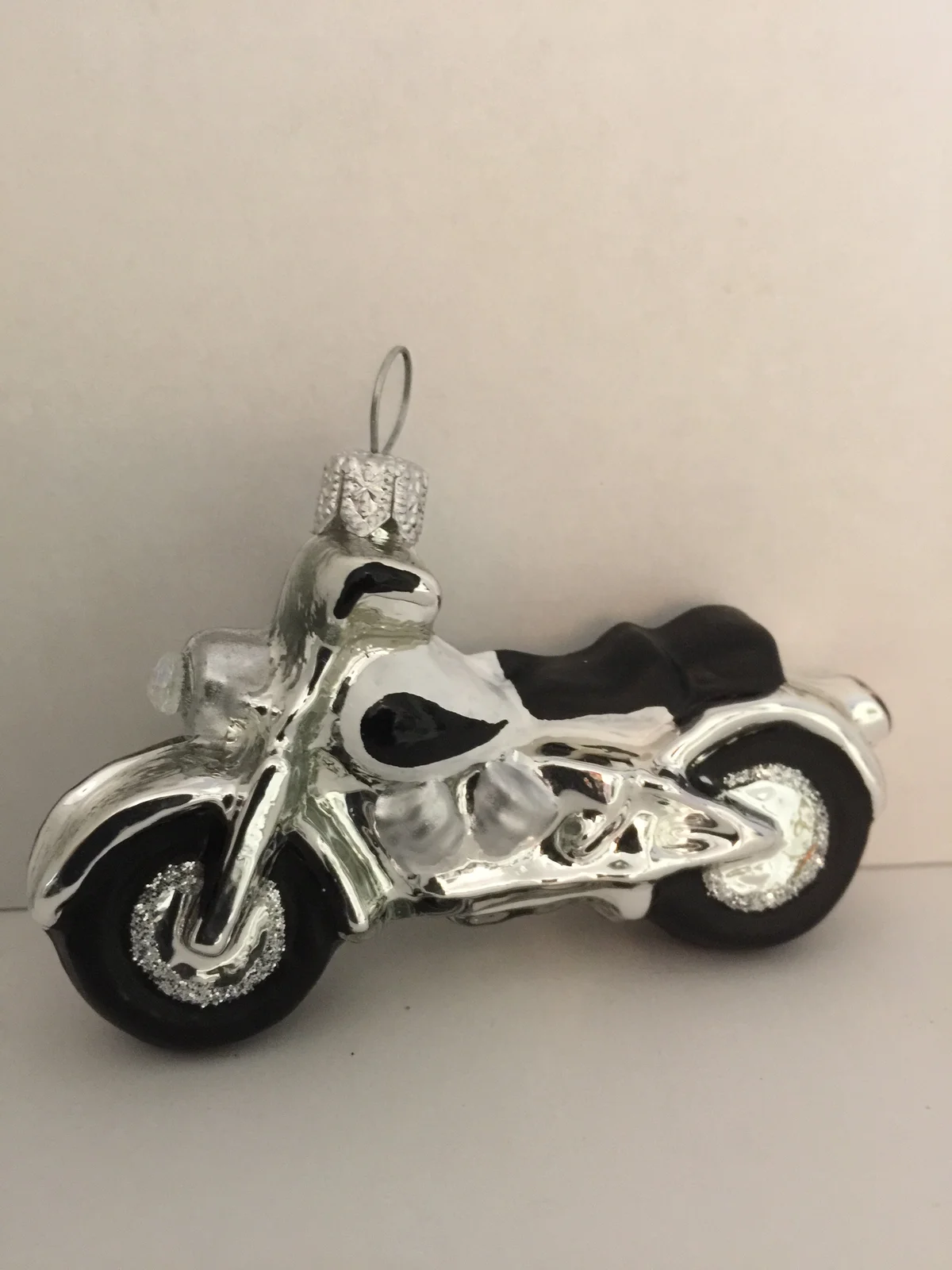 Dummy Motorrad klein, weiss mit schwarzem Sattel