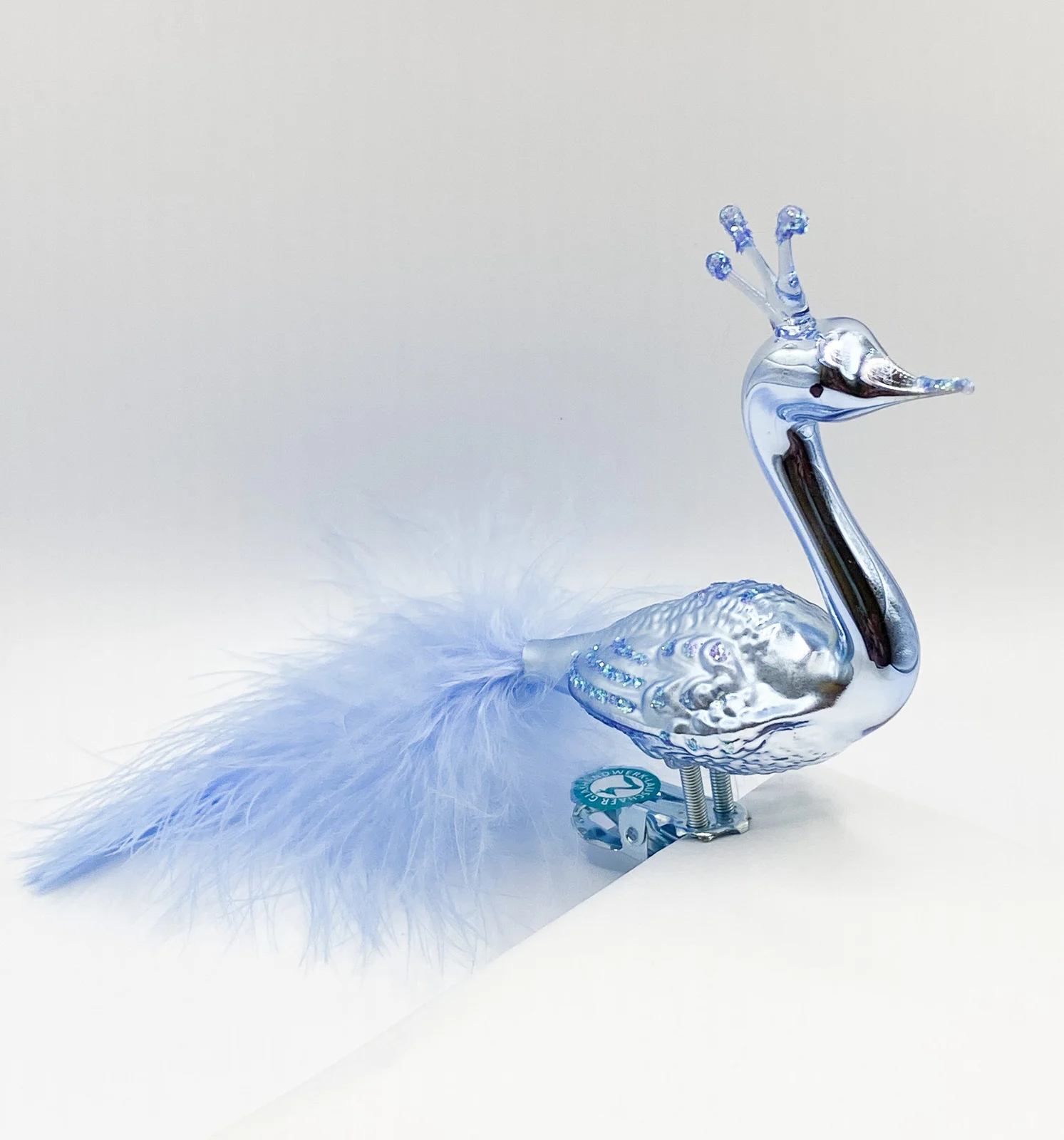 Thüringer Grosser hellblauer Pfau mit Krone und hellblauer Flaumfedern