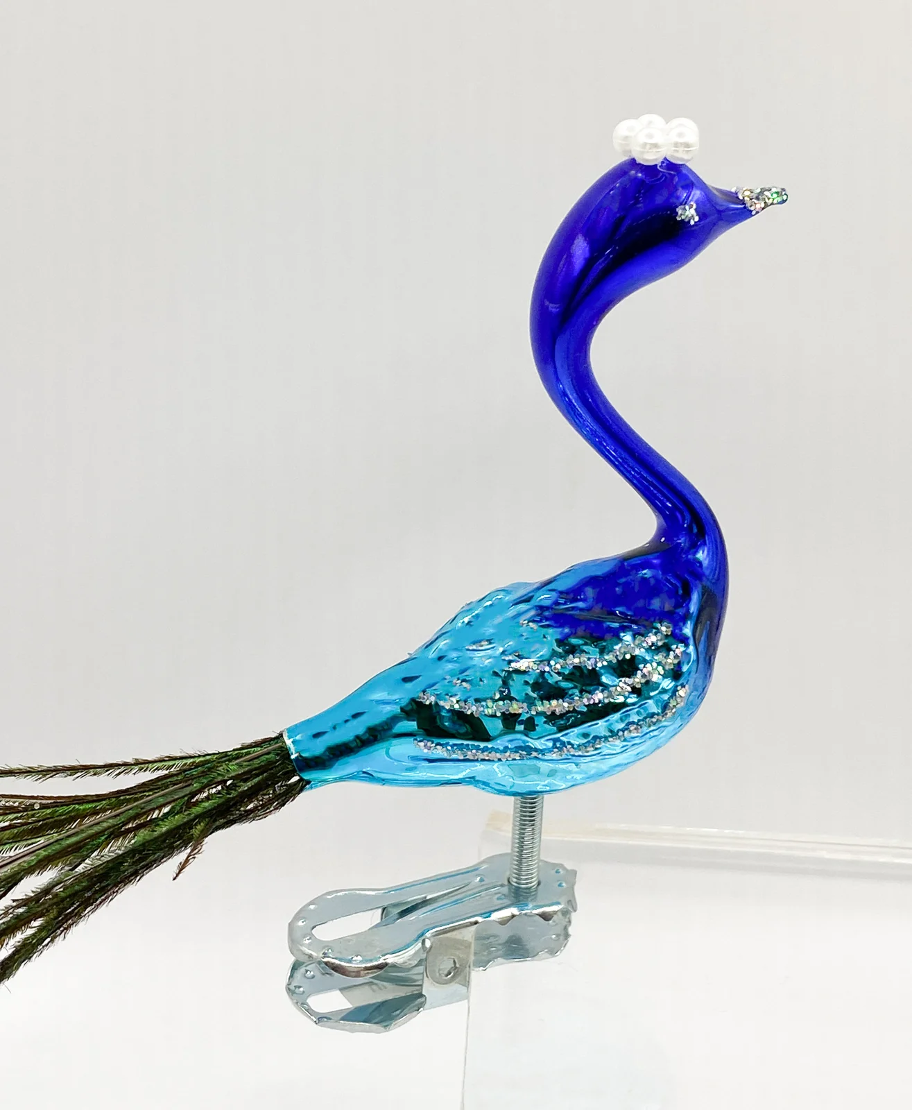 ANVA Kleiner blauer Pfau mit Pfauenfeder