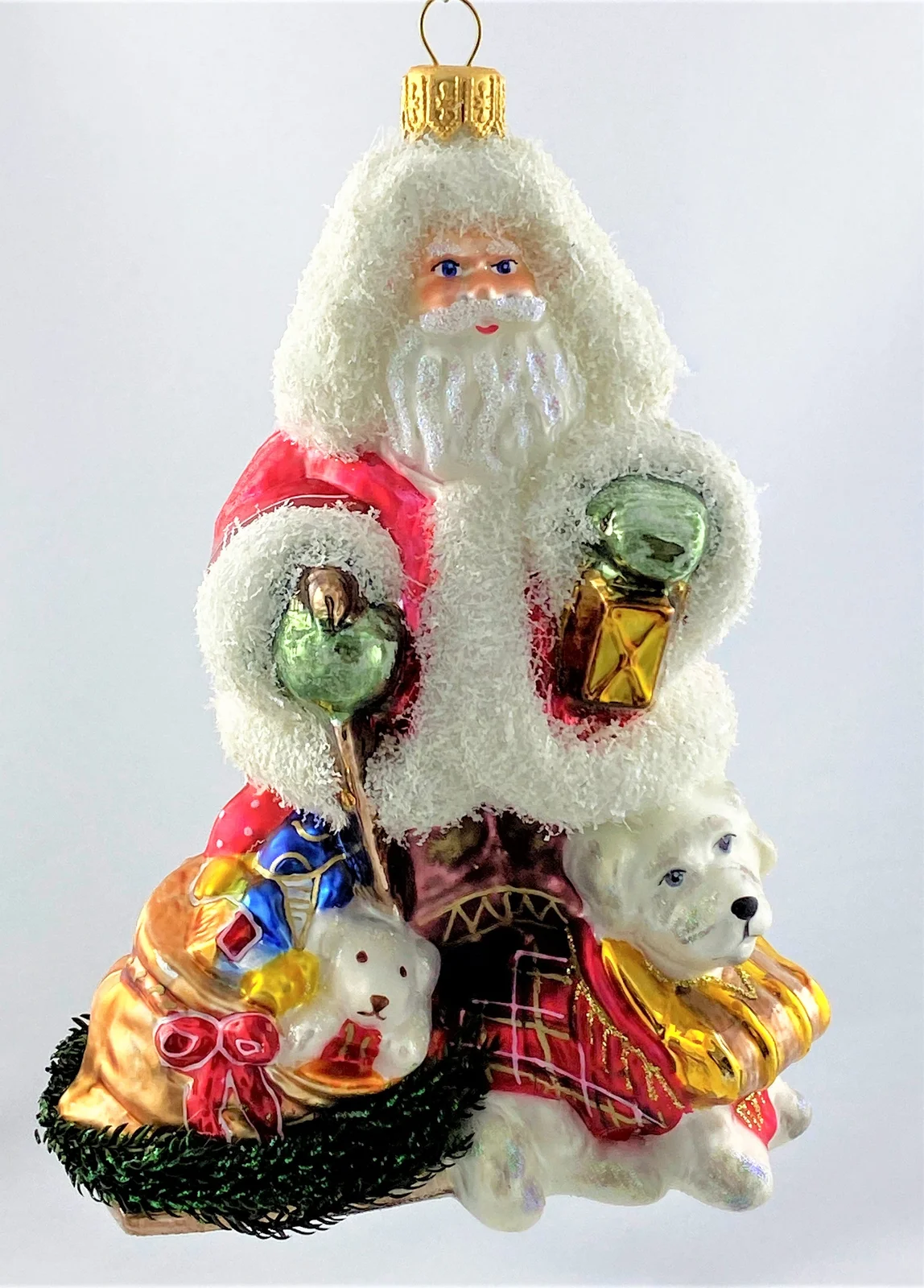 Glassware Santa ist mit dem Hund im Schneegestöber unterwegs