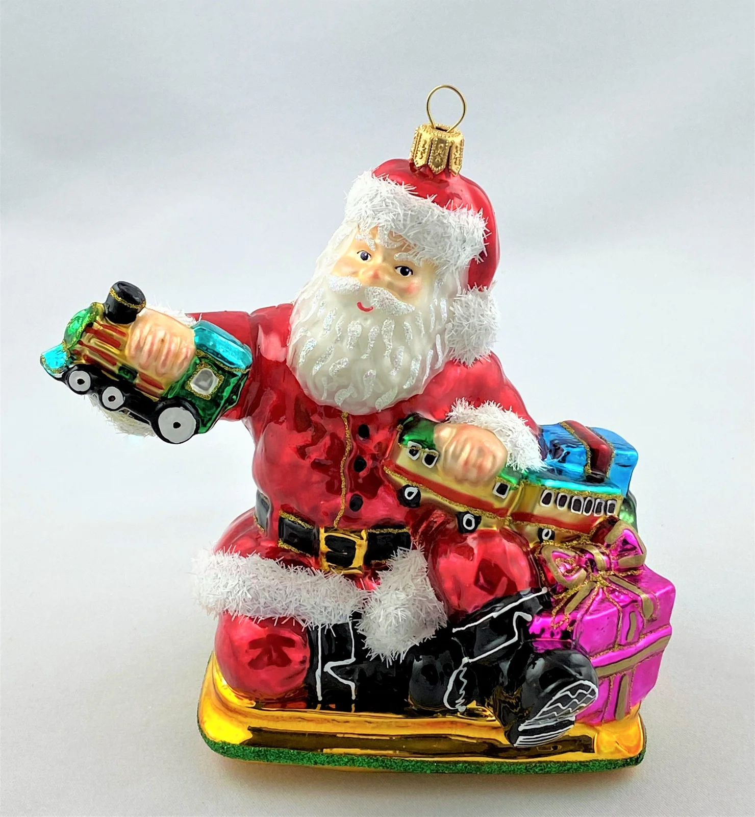 Glassware Der Weihnachtsmann bereitet den Spielzeug-Zug zum Verpacken vor