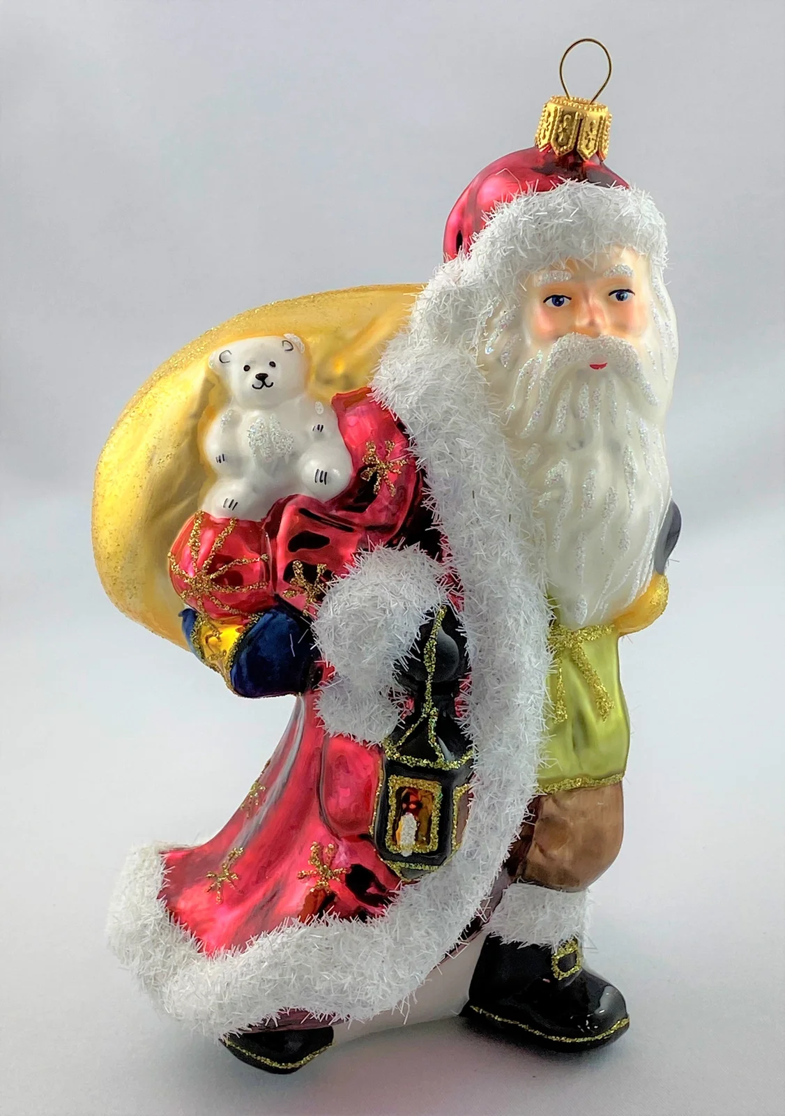 Glassware Der Weihnachtsmann stapft mit der Laterne in der Hand daher