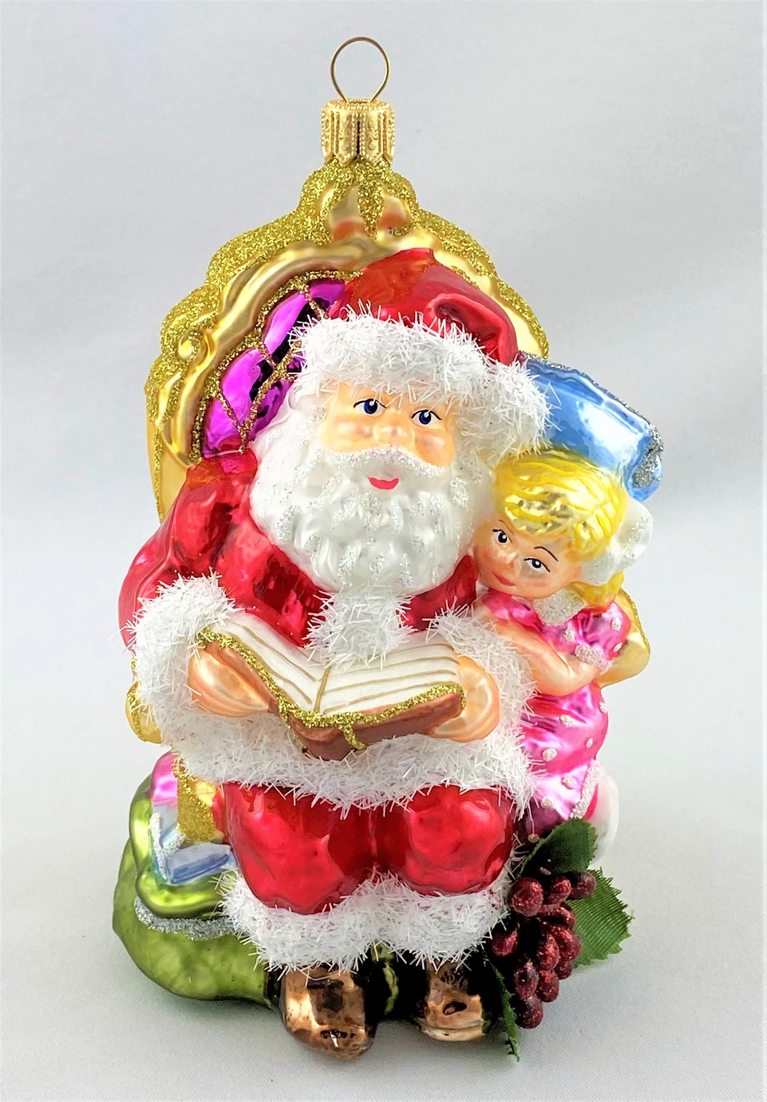 Glassware Weihnachtsmann liest dem Mädchen eine Weihnachtsgeschichte vor