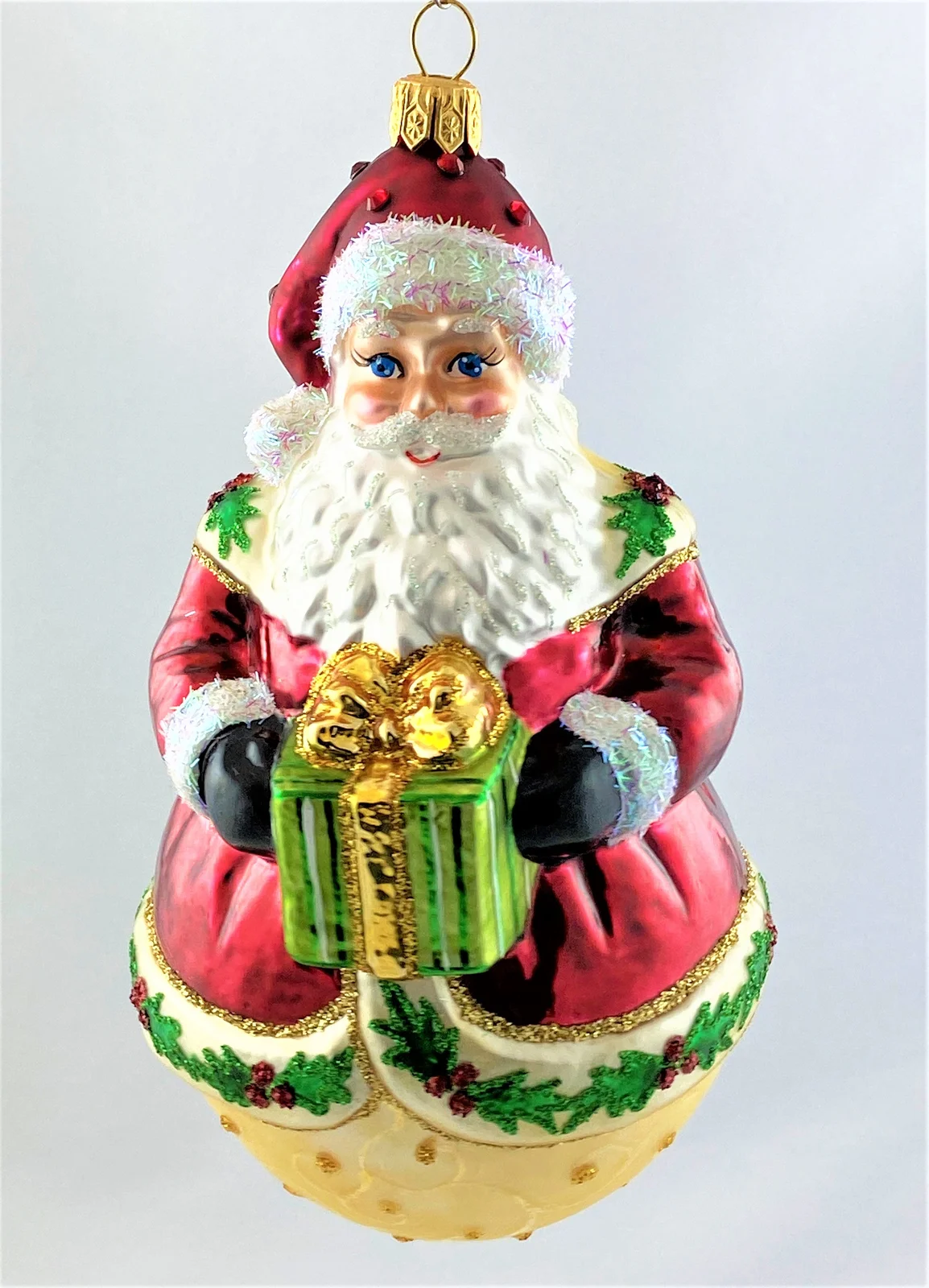 Hanco Weihnachtsmann auf Kugel und Ilex-Dekor am Mantel