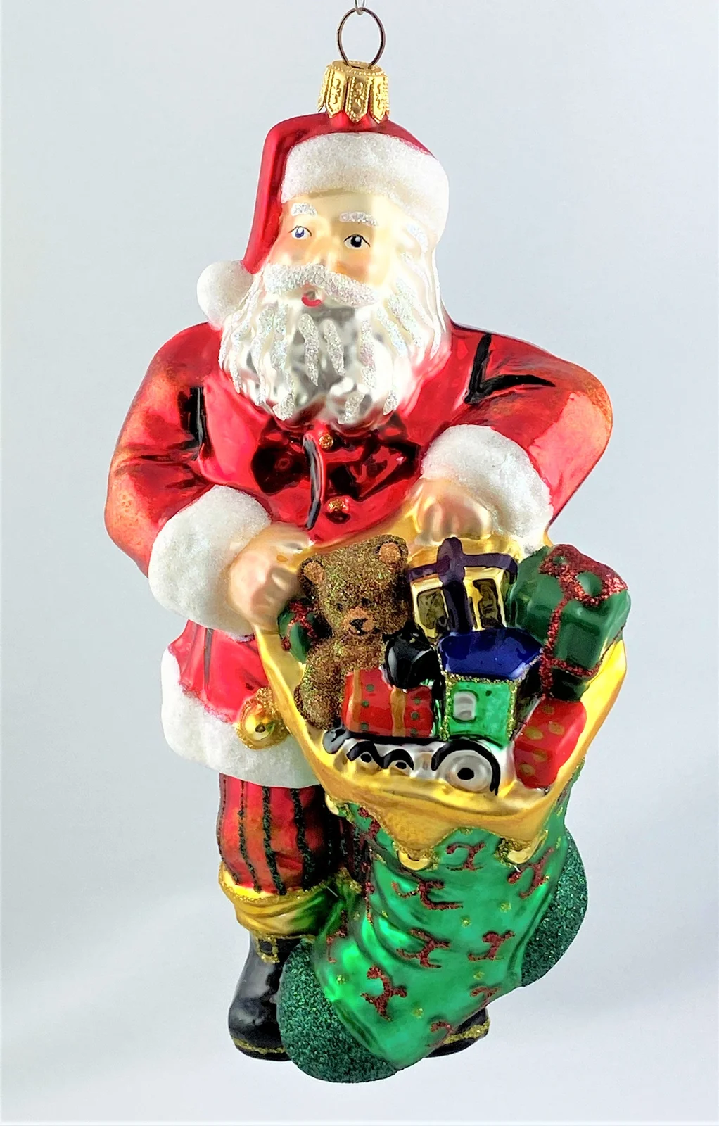 Glassware Santa Claus bringt den mit Geschenken prall gefüllten Weihnachtsstrumpf